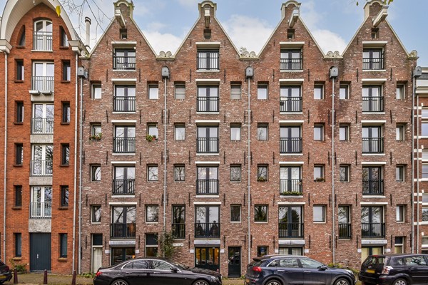 Uniek wonen in vernieuwd pakhuis op eigen grond met uitzicht op gracht!